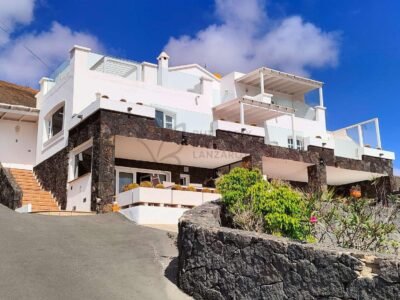 Villa en venta en Tias con vistas al mar y piscina